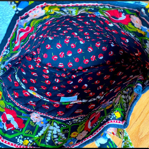 Vera Bradley bag.  Like new very clean inside and out. Smoke free home - Picture 6 of 8